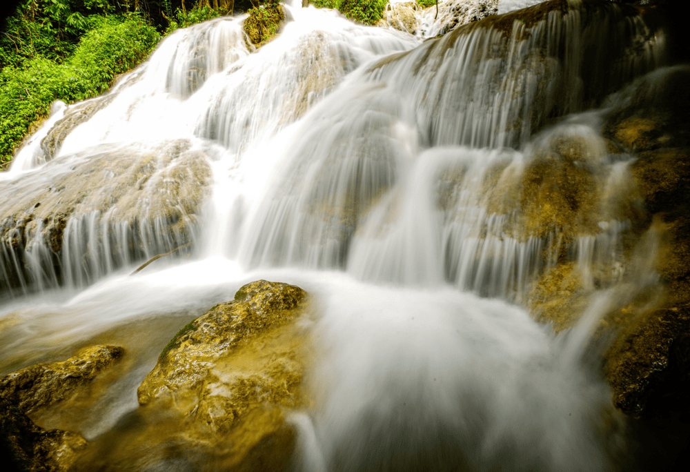 Crystal-clear waters at the 800-meter Hieu Waterfall in Pu Luong (Source: Canva)